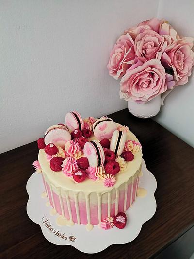 Cake with macarons  - Cake by Vyara Blagoeva 