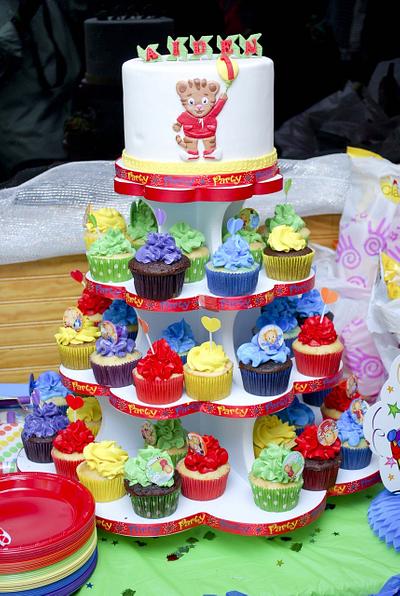 A Daniel tiger cake and cupcakes - Cake by Comfort