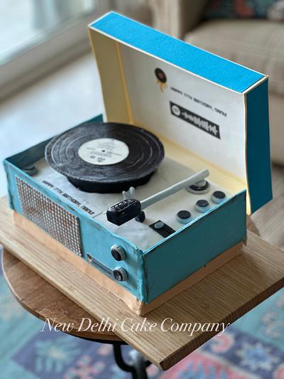 Turn table cake that plays music and rotates https://fb.watch/mT7u3Ncdil/ - Cake by Smita Maitra (New Delhi Cake Company)