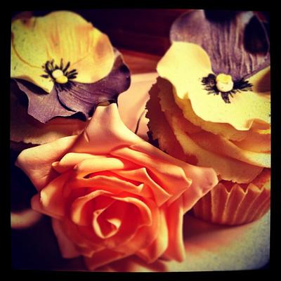 Pansy Cupcakes and sugar rose - Cake by Lindsay