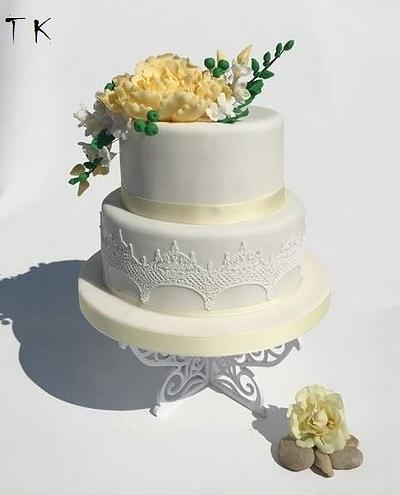 yellow flower - Cake by CakesByKlaudia