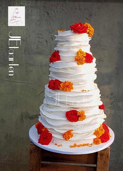 Weddingcake with ruffles - Cake by Judith-JEtaarten