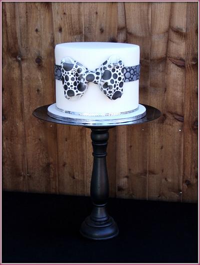 Polka Dot Bow Cake - Cake by SugarVanilla 