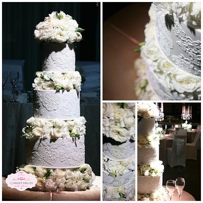 Vintage lace and fresh flowers - Cake by cjsweettreats