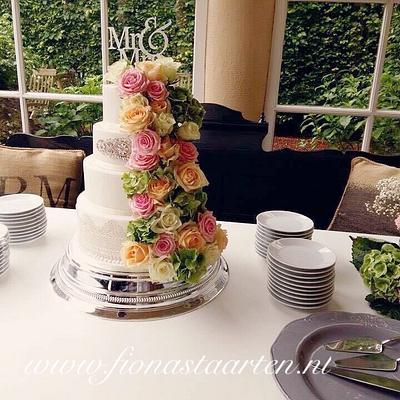 Weddingcake with fresh flowers - Cake by Fionastaarten13