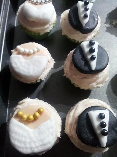 Bride and Groom mini cupcakes - Cake by Lynette Conlon