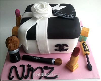 Make up & gift box cake - Cake by MyLittleCakery