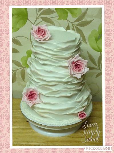 Ruffles & roses - Cake by Lisa b