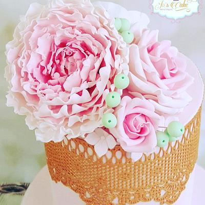 Floral blooms - Cake by Joscakeboutique