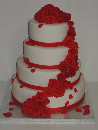Wedding cake with roses - Cake by TaartendooS