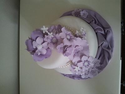 Lilac Flowers - Cake by The Custom Cakery