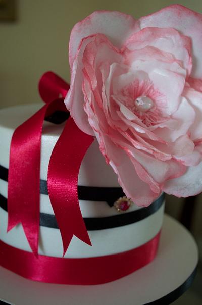 Elza pink and black cake with rice flowers  - Cake by Luciene Masironi