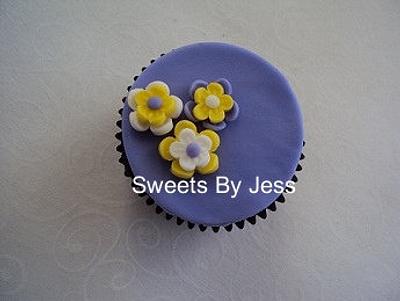Flower (cupcake topper) - Cake by Jess B