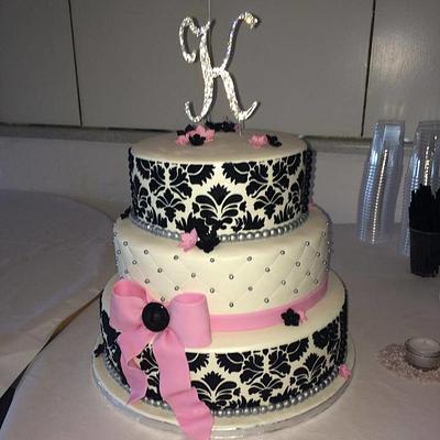 Cake with damask stencil large K with rhinestone and bow - Cake by Christina Ederstrøm
