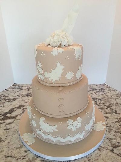 Lace and Feather wedding cake - Cake by Enza - Sweet-E