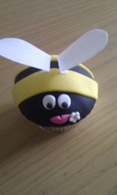 Bumblebee Cupcake - Cake by Janne Regan