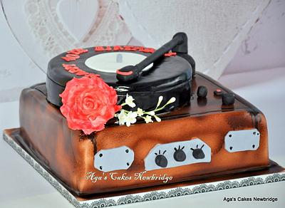 gramophone - Cake by Agnieszka