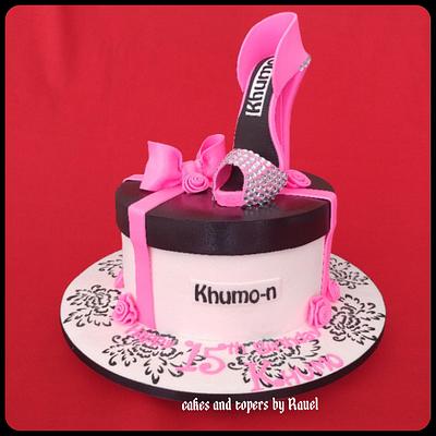 Box cake and edible shoe - Cake by Cakes and toppers by Raquel