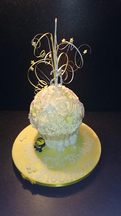 Mellow Yellow Minion  - Cake by Susie Gillespie 