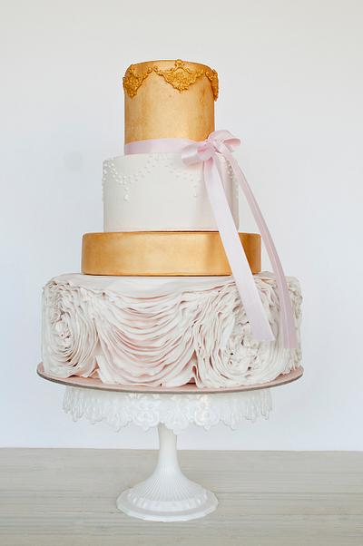 Gold and ruffles wedding cake - Cake by Be Sweet 