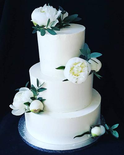 White wedding cake with peonies - Cake by 100_cakes