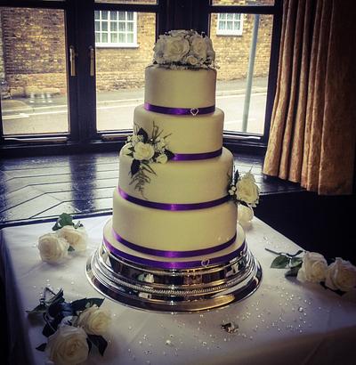 Classic wedding cake  - Cake by Lisa Salerno 