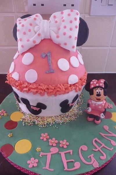 Minnie Mouse Cake - Cake by CupNcakesbyivy