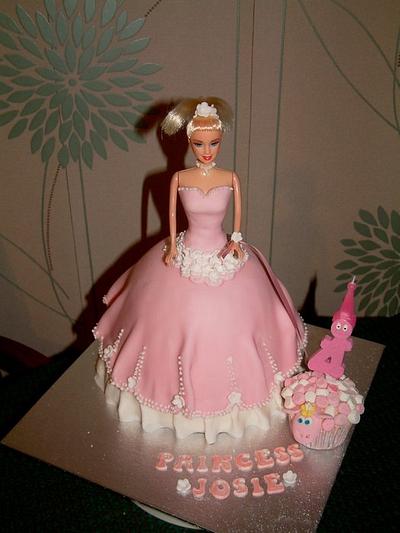 Princess birthday cake with lamb cupcakes - Cake by jacs4026