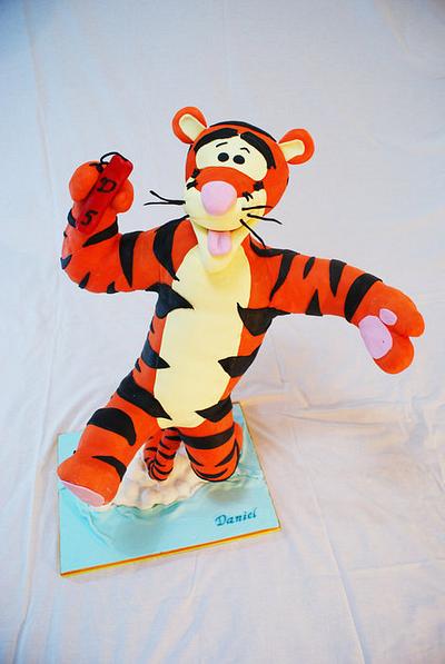 Tiger jumping on the clouds - Cake by Lia Russo