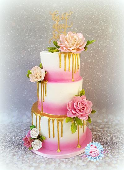 Weddingcake drip gold with sugarflowers - Cake by Sam & Nel's Taarten