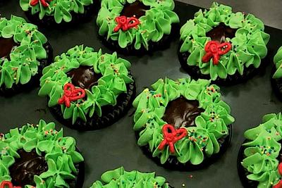 Cupcake Wreaths - Cake by Piece O'Cake 