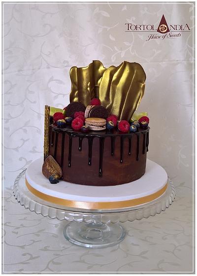 Drip cake & Gold chocolate pieces - Cake by Tortolandia