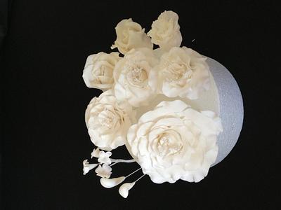 White sugar flowers - Cake by Jen C