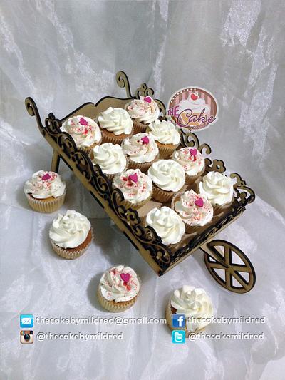 Wheelbarrow with cupies - Cake by TheCake by Mildred