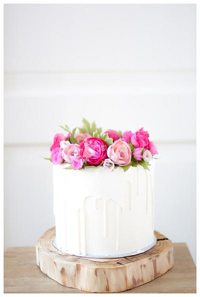 White chocolate dripping cake with handmade flowers - Cake by Taartjes van An (Anneke)