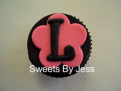 Initial (cupcake topper) - Cake by Jess B