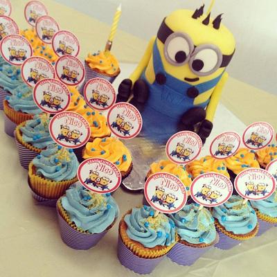 Minion Minicake and Cupcakes - Cake by Laura V.