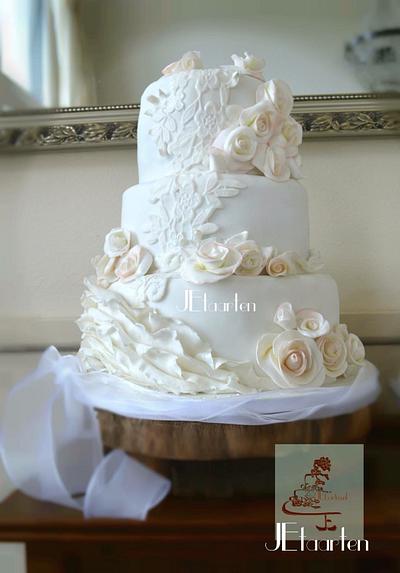 Lovely lace and roses weddingcake - Cake by Judith-JEtaarten
