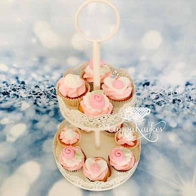 Vintage Mini Cupcakes - Cake by Kay Cassady