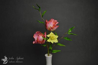Parrot Tulips with a Daffodil - Cake by JarkaSipkova