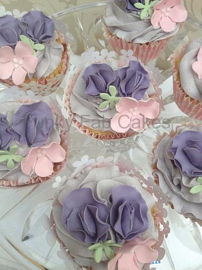 Sugar flowers and sweet peas cucpakes - Cake by funkyfabcakes