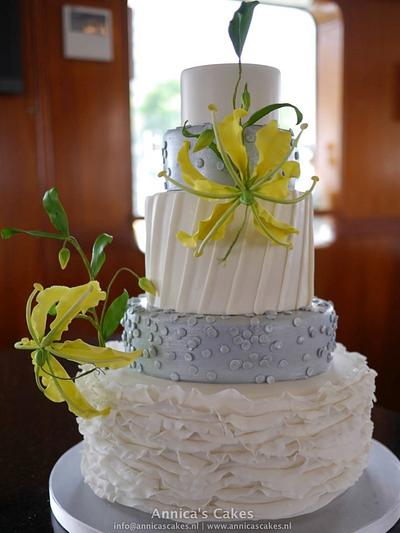 Gloriosa wedding cake - Cake by Annica