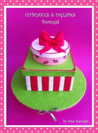 LOVELY GIFT FOR A LOVELY GIRL - Cake by Ana Remígio - CUPCAKES & DREAMS Portugal