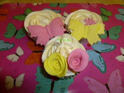 pretty cupcakes - Cake by Que's Cakes