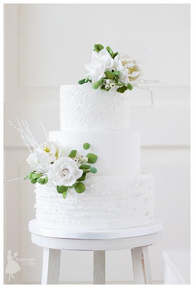 Winter styled weddingcake - Cake by Taartjes van An (Anneke)
