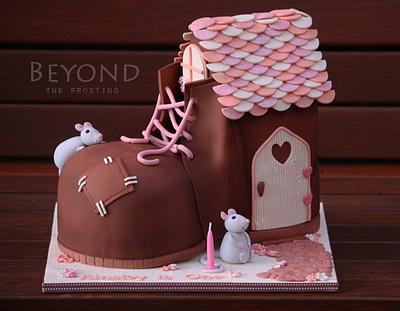 There was an old woman who lived in a shoe.... - Cake by beyondthefrosting