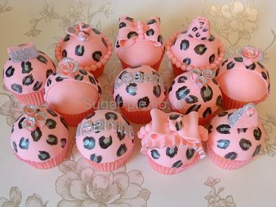 glitzy leopard print cupcakes - Cake by Sugar-pie