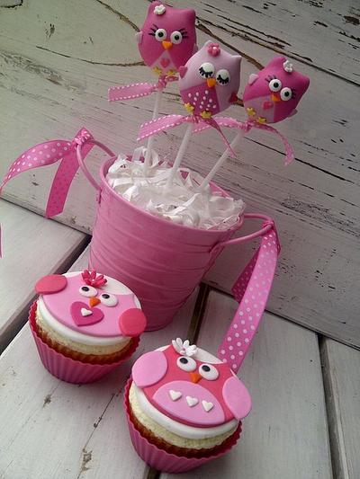 Owl Themed Cake pops and Cupcakes - Cake by Creative Cakepops