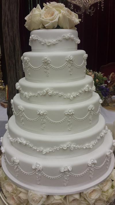 Old skool style wedding cake - Cake by Paul Delaney of Delaneys cakes