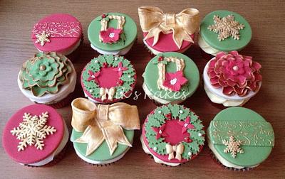 Traditional Vintage Christmas Cupcakes  - Cake by Nikskakes